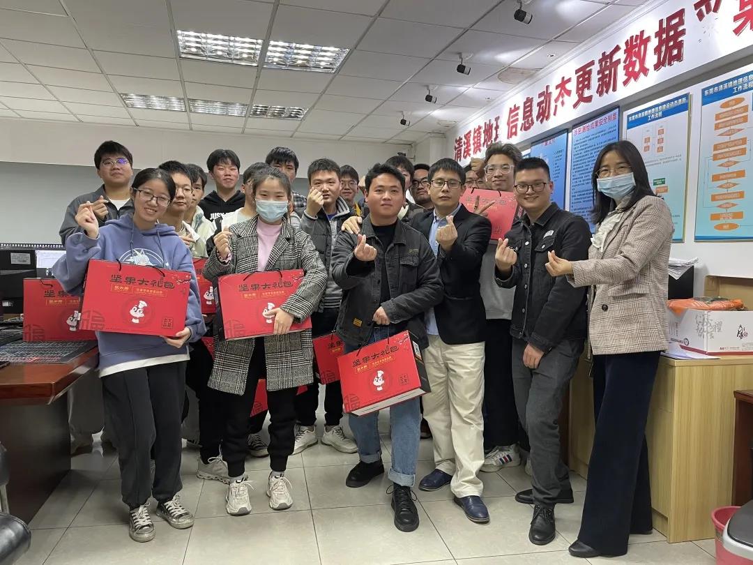 走访慰问，，，，，年货上门，，，，，优德88集团多项行动确保项目部员工“就地”过好年！