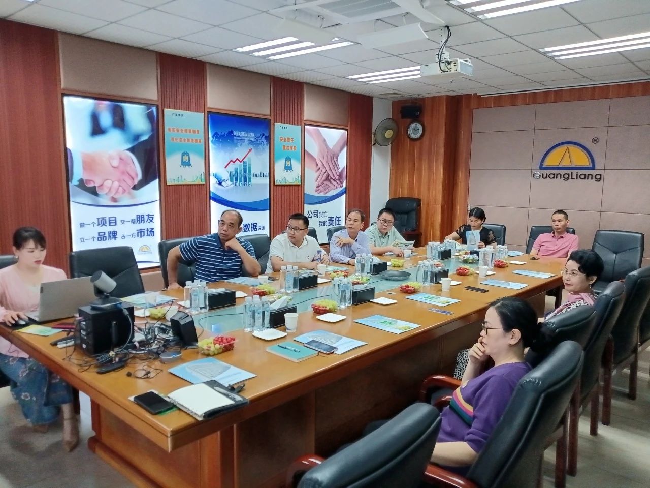 高州市根子镇政府党委及商会向导一行莅临优德88集团交流座谈同营生长