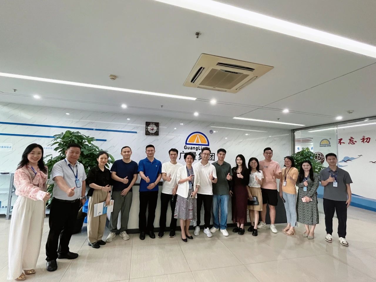 东莞南城都会更新中心携企业考察团莅临优德88集团旅行交流