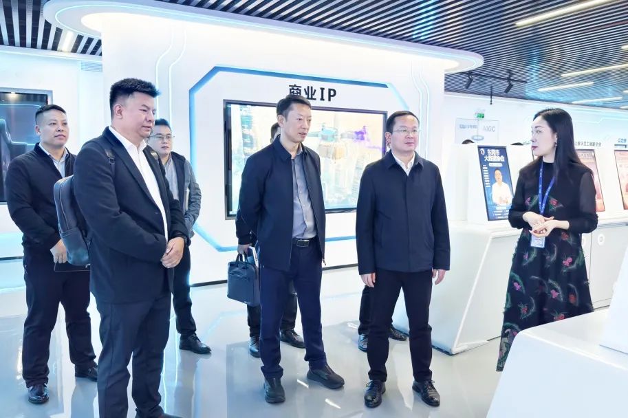 铜仁市大数据局党组书记、局长雷宏一行莅临优德88集团旅行交流